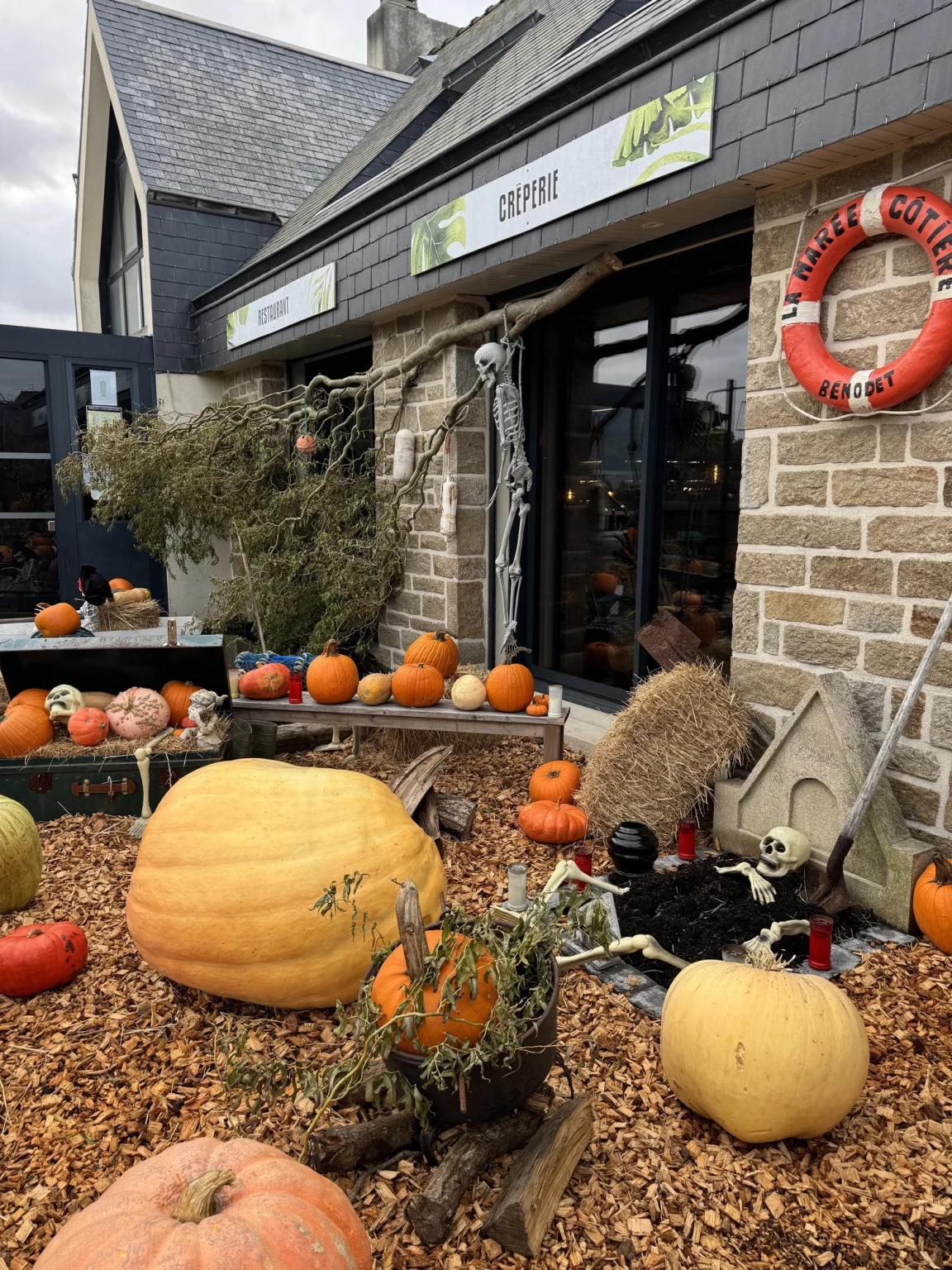 Citrouilles et décor Halloween au TomCafé, plage de Pors Carn à Penmarc’h