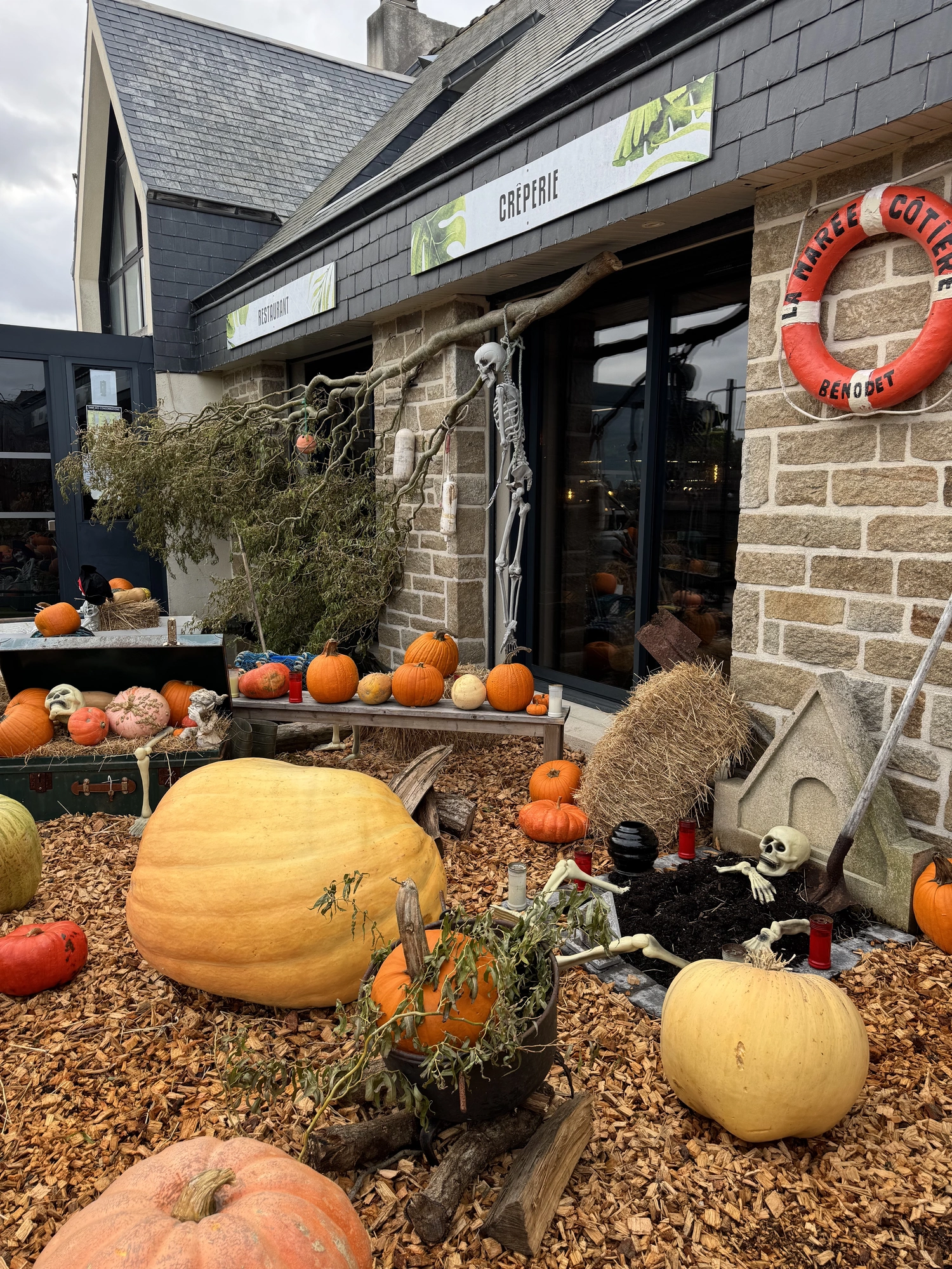 🎃 Les vacances de la Toussaint au TomCafé, face à la plage de Pors Carn